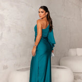 Bassins – Robe en Satin avec Design Asymétrique et Fente