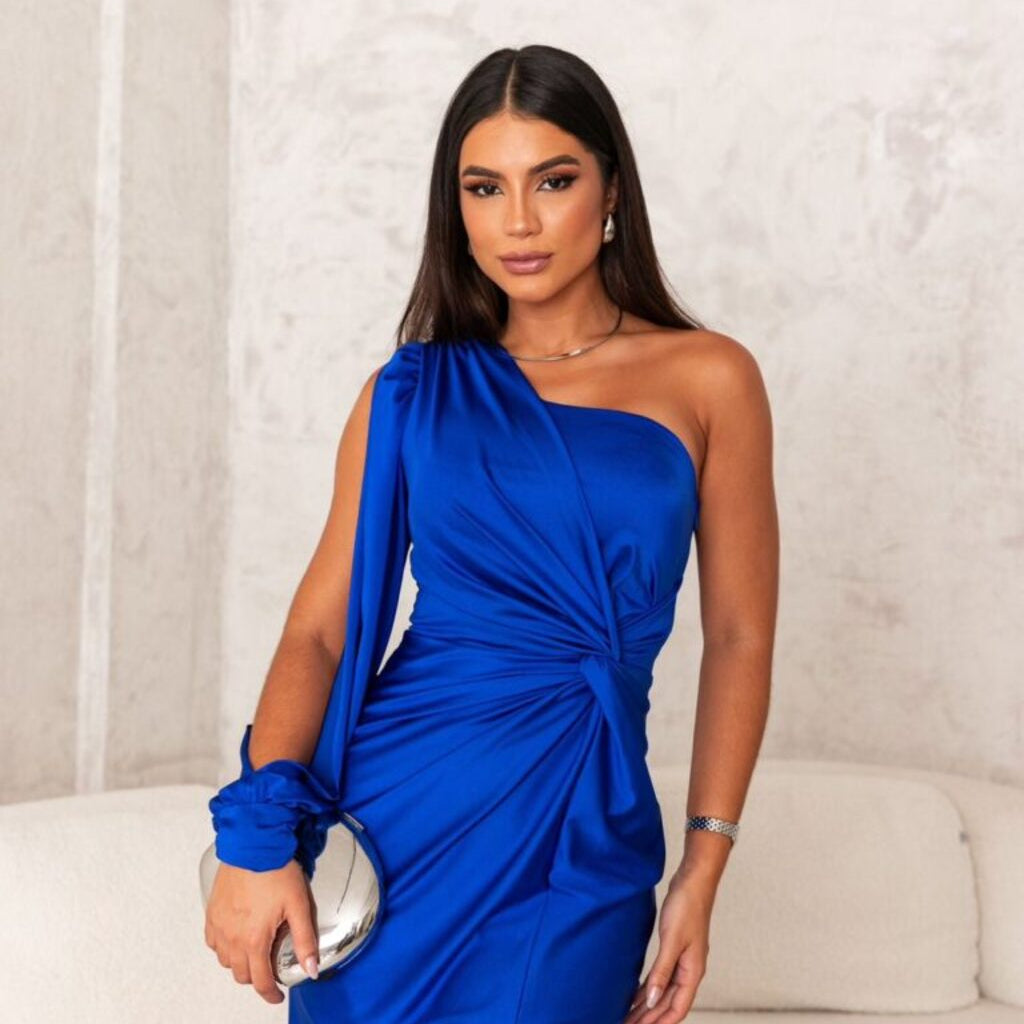 Bassins – Robe en Satin avec Design Asymétrique et Fente