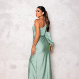 Bassins – Robe en Satin avec Design Asymétrique et Fente