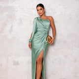 Bassins – Robe en Satin avec Design Asymétrique et Fente