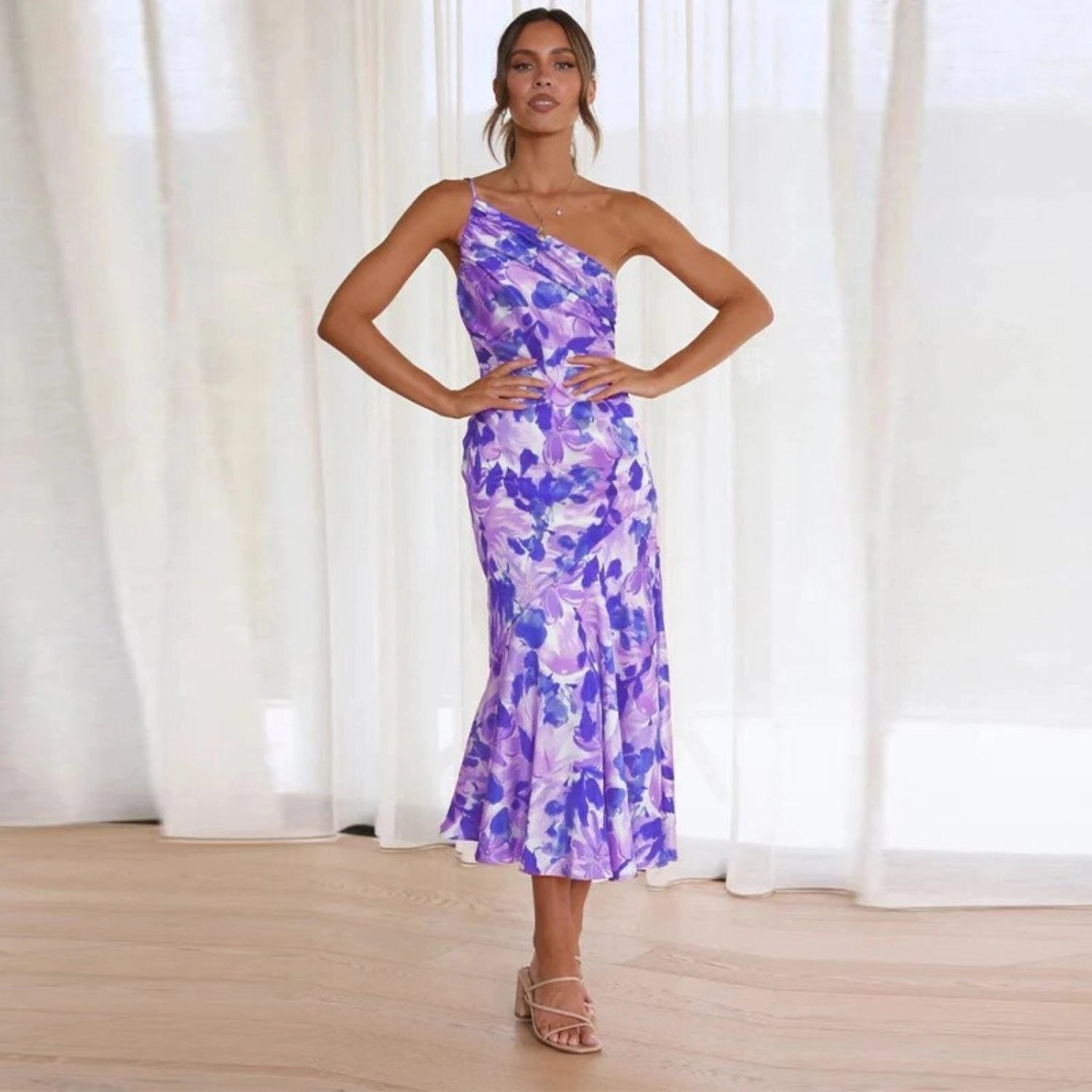 Cressier – Robe Maxi Asymétrique avec Motif Floral Délicat
