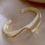 Bracelet élégant en or avec opale blanche