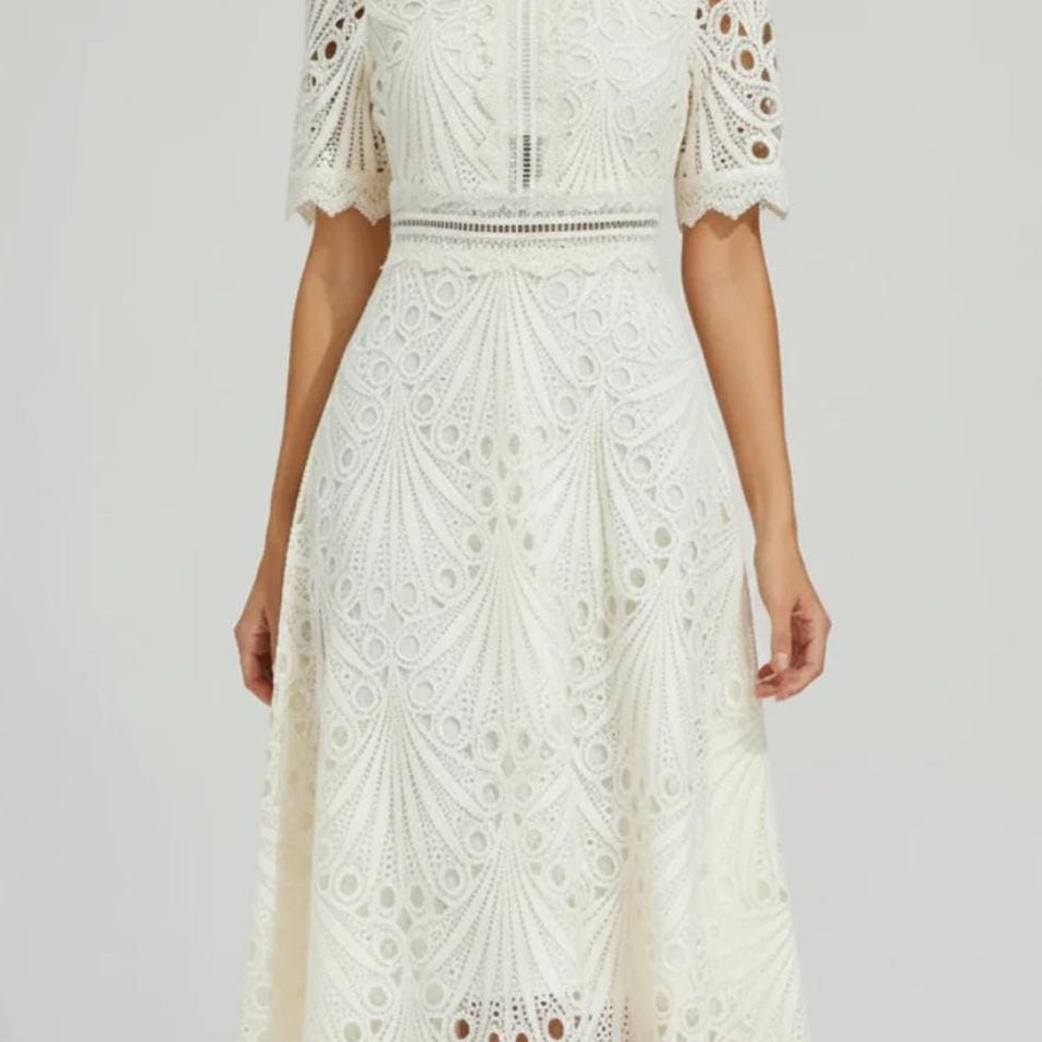 Commugny – Robe Midi en Dentelle avec Découpes Discrètes