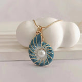 Collier en coquillage bleu perlé