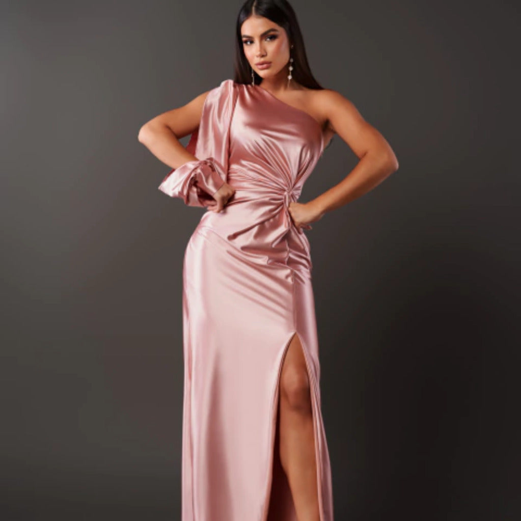 Bassins – Robe en Satin avec Design Asymétrique et Fente