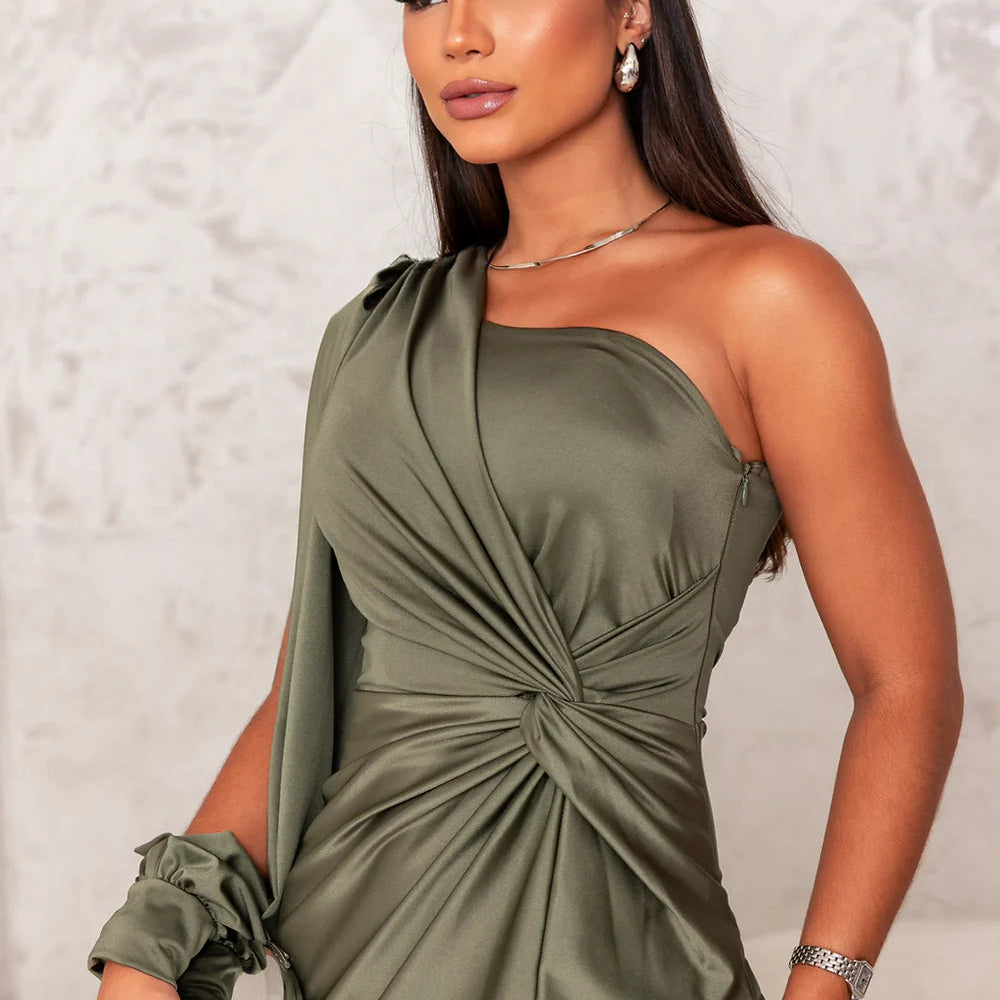 Bassins – Robe en Satin avec Design Asymétrique et Fente